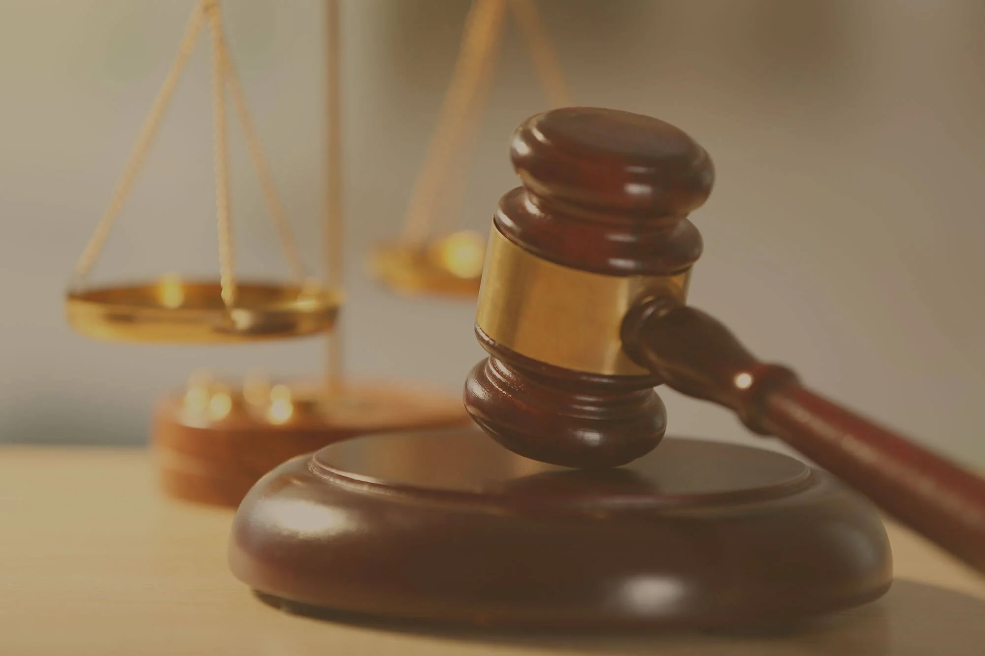 Marteau de juge et balance de justice
