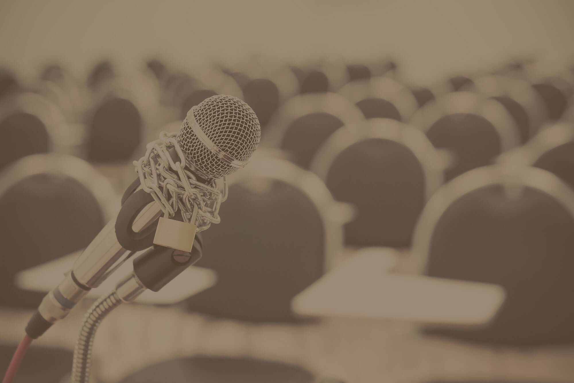 Microphone devant une salle de conférence de presse